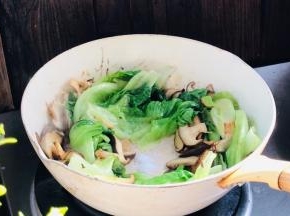 加盐，翻炒均匀
