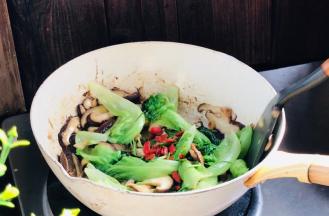 加入枸杞和香葱，翻炒均匀