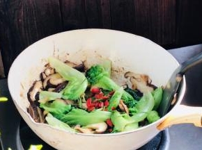 加入枸杞和香葱，翻炒均匀