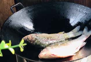 起锅热油，放入鲫鱼，先不要翻动