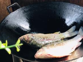 起锅热油，放入鲫鱼，先不要翻动