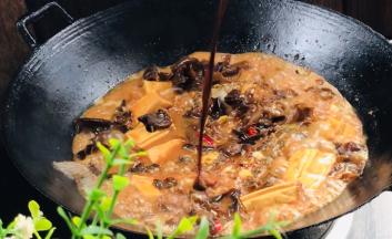 5分钟后打开锅盖，淋入少许香醋、生抽