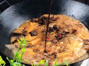 5分钟后打开锅盖，淋入少许香醋、生抽
