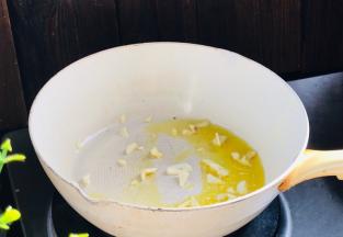 起锅热油，放入蒜末爆香