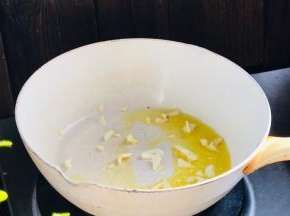 起锅热油，放入蒜末爆香