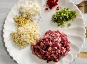 五花肉洗净剁成肉末，蒜瓣剁成蒜末，生姜切成姜末，葱白切成葱末，葱叶切成葱花，小米辣切成小圈儿备用！