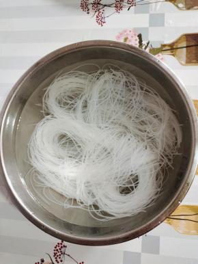 粉丝提前泡软，捞出沥干水分备用！