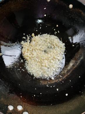起锅烧油，放入姜末，蒜末，葱末爆香！