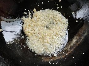 起锅烧油，放入姜末，蒜末，葱末爆香！