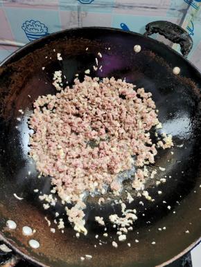放入五花肉末，煸炒至肉末变色！