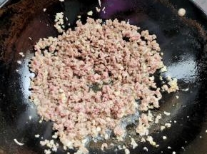 放入五花肉末，煸炒至肉末变色！
