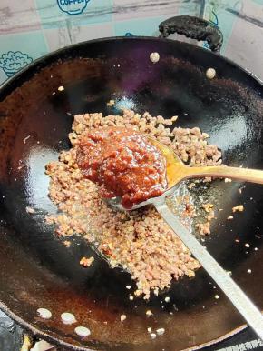 放入两勺郫县豆瓣酱炒出红油！