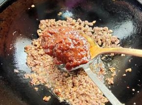 放入两勺郫县豆瓣酱炒出红油！
