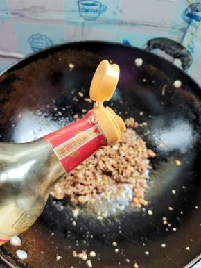 放入一勺红烧酱油调色！