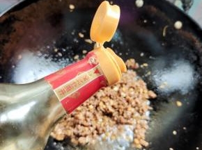 放入一勺红烧酱油调色！