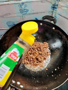 放入一勺蚝油调味！