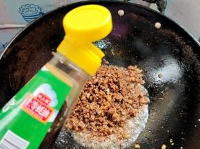 放入一勺蚝油调味！