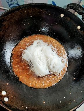 放入泡好的粉丝，翻炒均匀！