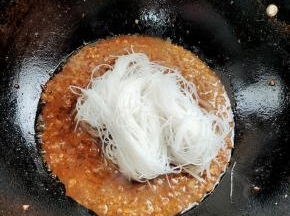 放入泡好的粉丝，翻炒均匀！