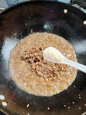 放入一勺鸡精翻炒均匀！