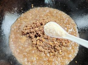 放入一勺鸡精翻炒均匀！