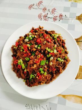 装盘，撒上适量的葱花和小米辣即可食用！