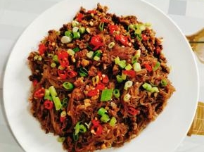 装盘，撒上适量的葱花和小米辣即可食用！