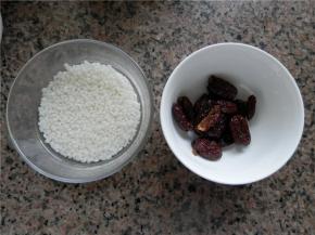 糯米洗净，冷水浸泡4小时以上，红枣去核。