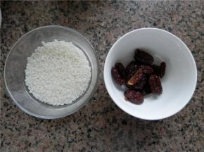 糯米洗净，冷水浸泡4小时以上，红枣去核。