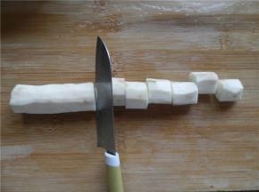 山药去皮切段。