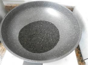 黑芝麻洗净沥干水，平底锅内不放油，小火将芝麻翻炒至熟（勿炒过，否则黑芝麻发苦）。