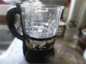 将所有食材放进破壁机中，加入水至1000ML水位线。