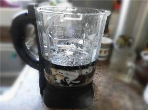 将所有食材放进破壁机中，加入水至1000ML水位线。