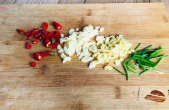 备好葱姜蒜和小米辣