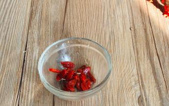 枸杞洗净，沥水备用