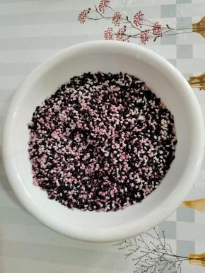 一碗黑米，一碗糯米清洗干净备用！（多清洗几遍，这样做出来的米酒才清澈！）