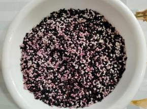 一碗黑米，一碗糯米清洗干净备用！（多清洗几遍，这样做出来的米酒才清澈！）