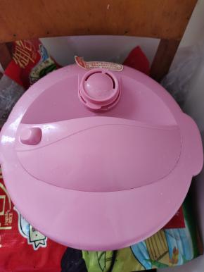 把淘洗干净的米放进电饭锅，再放入3碗水，按煮饭键煮熟即可！（做米酒的米要比平时吃的米饭要稍微硬一点儿！）