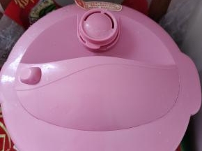 把淘洗干净的米放进电饭锅，再放入3碗水，按煮饭键煮熟即可！（做米酒的米要比平时吃的米饭要稍微硬一点儿！）