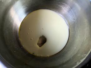 将牛奶和玉米油混合