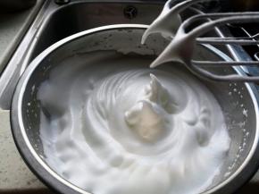 蛋白分3次加入白糖打发至湿性状态