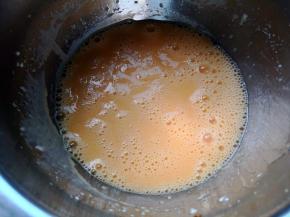 用电动打蛋器将蛋黄液搅打均匀