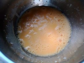 用电动打蛋器将蛋黄液搅打均匀
