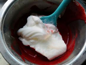 将三分之一蛋白霜加入蛋黄糊中，翻拌均匀