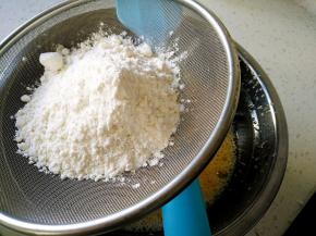 筛入低筋粉和红曲粉