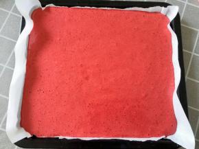 倒入铺了油纸的烤盘，用力震几下