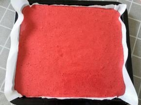 倒入铺了油纸的烤盘，用力震几下