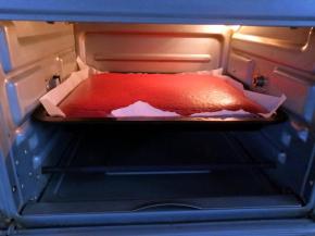 放入预热好的烤箱中层，上下火120度25分钟