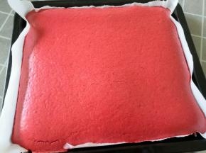 时间到即可出炉，移到晾网上，撕开四周油纸冷却至手温