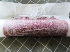 借助擀面杖卷起